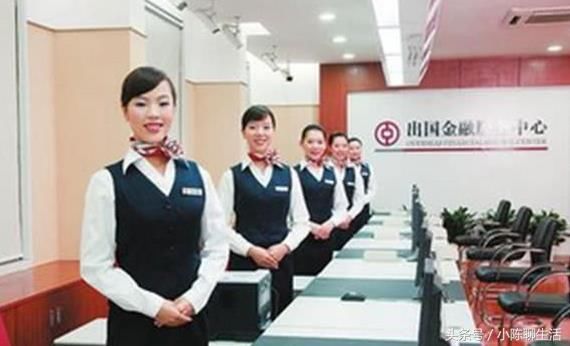 把100万存银行,靠吃利息能过上好日子?银行职