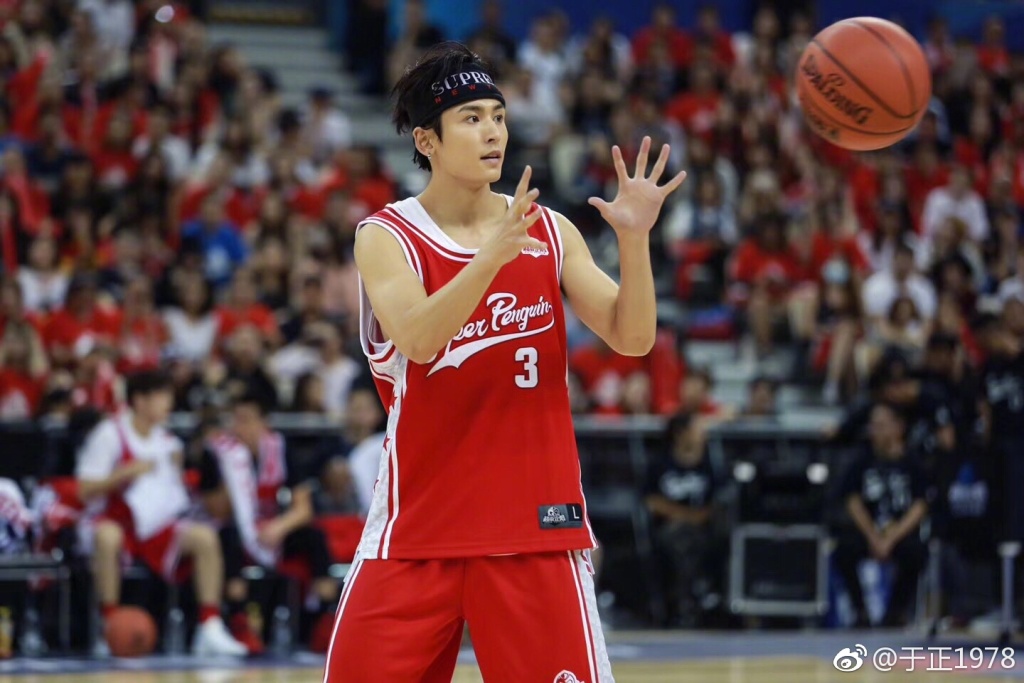 吴亦凡出席篮球名人赛 蒋劲夫帅气扣篮张哲瀚大爆发