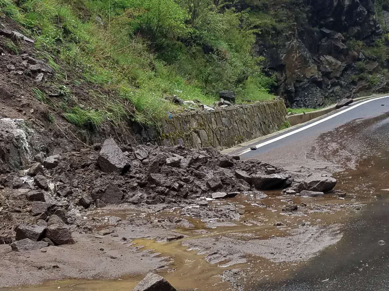 突发|国道317发生泥石流已断道 请绕行!