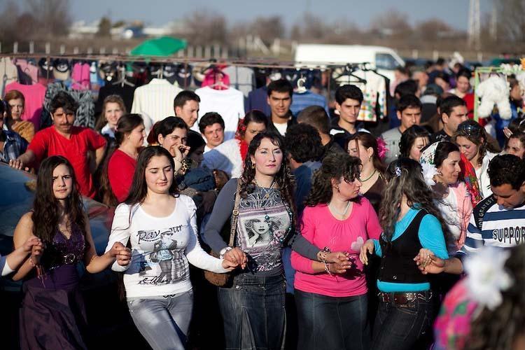 新娘市场进入尾声时，人们手拉手跳起传统舞蹈，这既是对本届盛会的庆祝，也表达了对来年盛会的期盼。