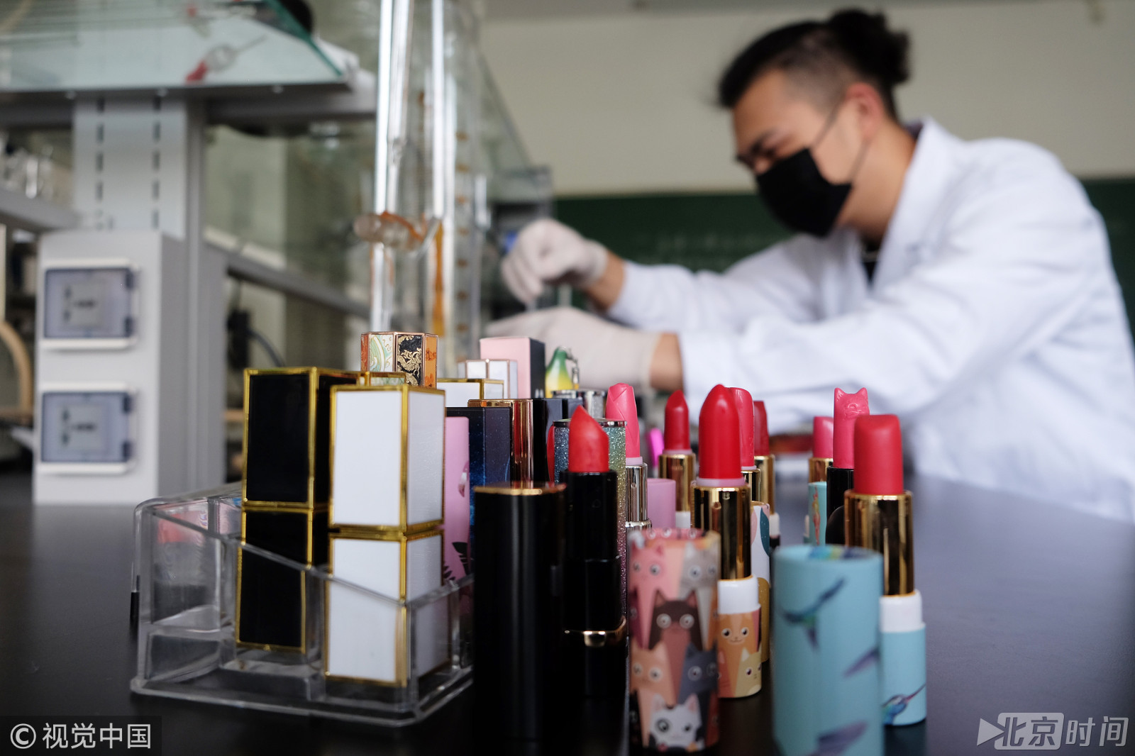 别人家的男朋友!大学生自制口红送女友 别人家的男朋友!大学生自制口红送女友