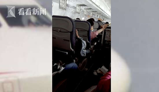 川航旅客回忆迫降惊魂一幕:飞机坠落如