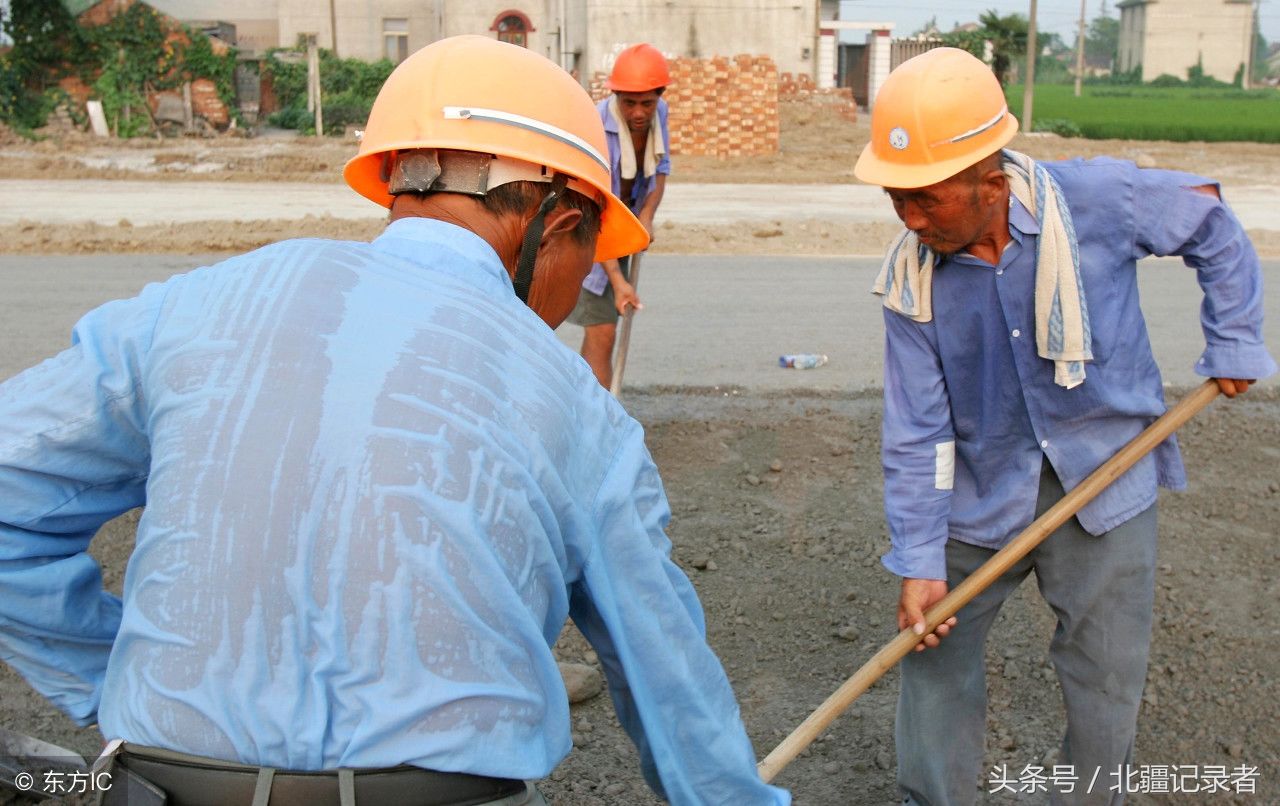 高温下的农民工汗流浃背挥汗如雨,他们没有大