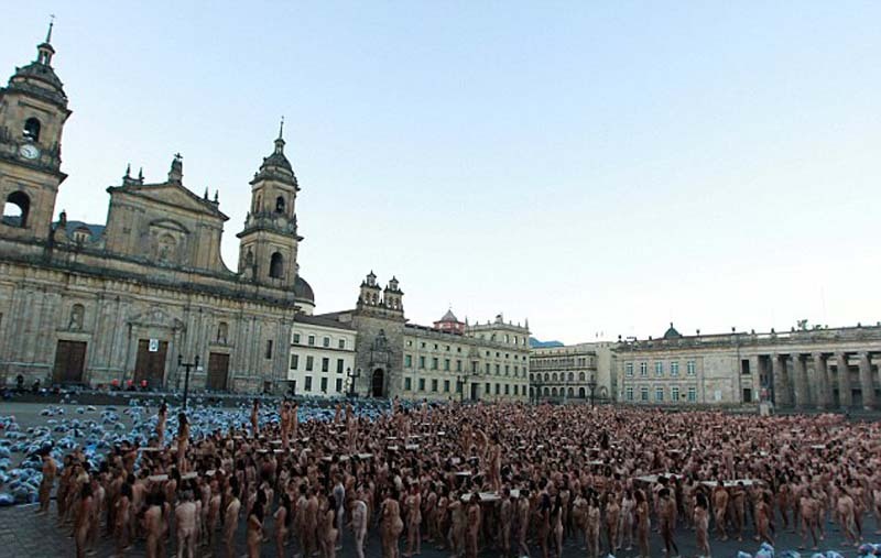 哥伦比亚6000人在广场裸体拍照 为和平"献身"