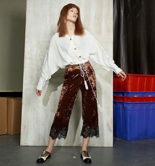 丝绒百褶半裙如何搭配上衣:个性又时髦