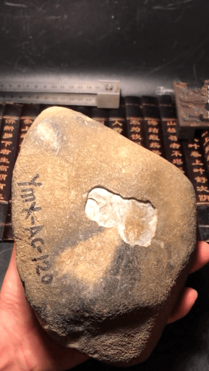 夜市6500入手的翡翠原石,切开都说赔,成品做出后惊讶全场