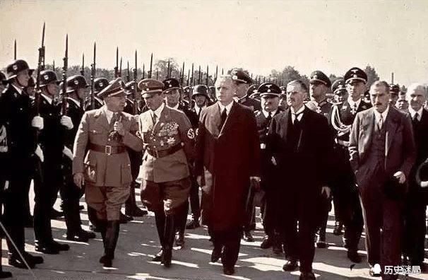 二战的起因是《凡尔赛条约》,条款太苛刻,协约