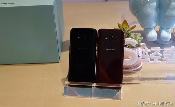 三星S8轻奢版真机,外观除了心率传感器之外和