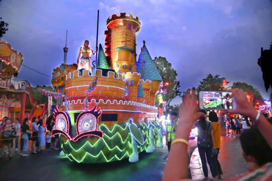 欢乐谷周末上演小猪佩奇电音趴