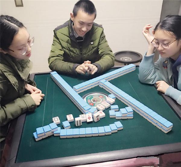 何雯娜回农村土房和老乡打麻将,月薪2400元趁春节挣点外快?