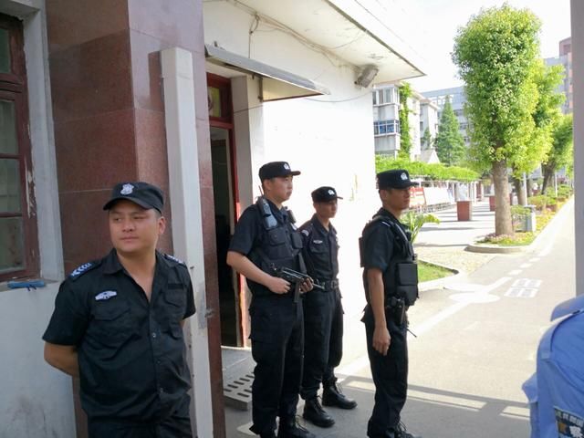 2018安徽高考 六安一中考点 特警荷枪护卫