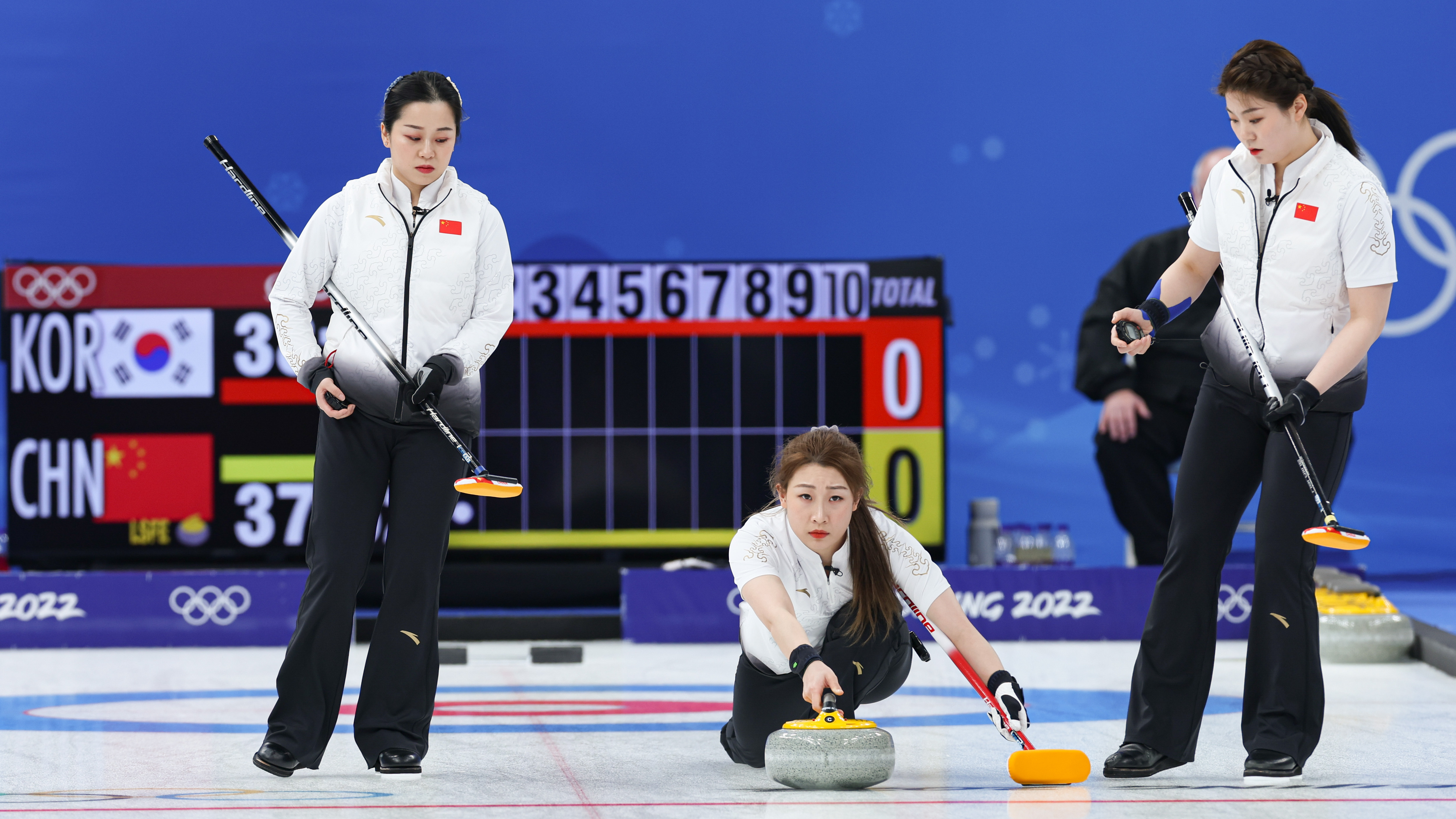 敢打敢拼、不畏强手!中国女子冰壶险胜韩国队! 敢打敢拼、不畏强手!中国女子冰壶险胜韩国队!
