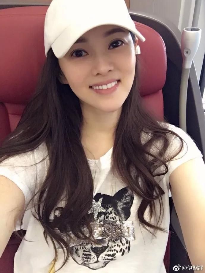 伊能静获女儿陪同上班,米粒越来越萌,她却因女儿画了眉毛受争议