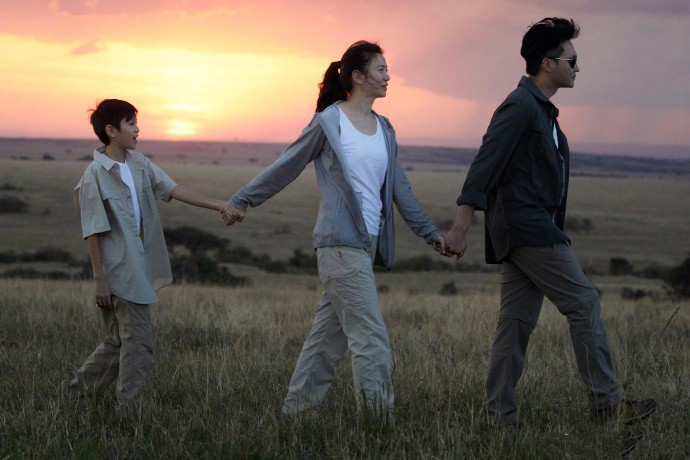 张智霖袁咏仪一家三口游肯尼亚 草原合影超温