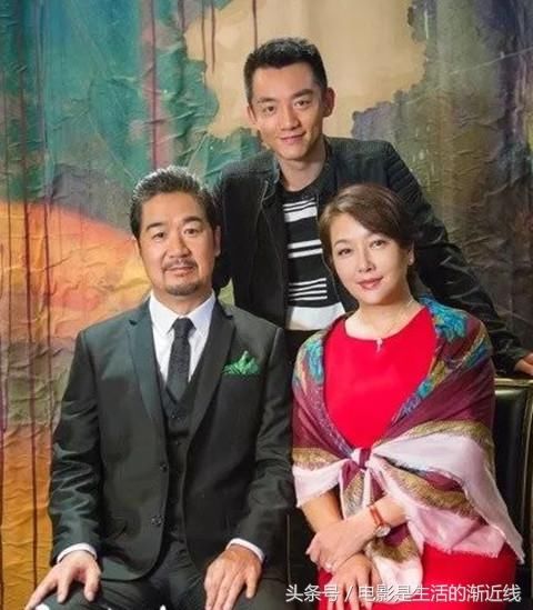 当今社会中年油腻男在掌握权势财富后成为虚伪