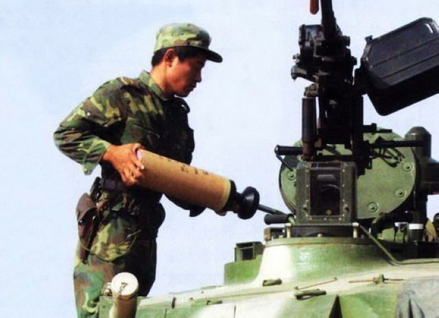 至于坦克的利刃，即穿甲弹。中国的新型125毫米穿甲弹弹芯长径已达到30比1，高初速水平下基本达到与德国DM53和美国M829A2相同的穿甲水准。