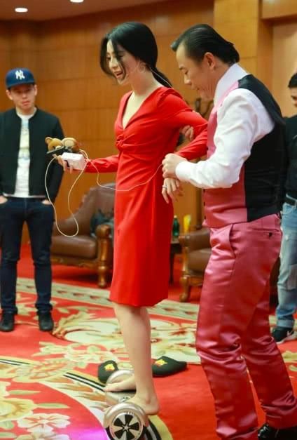 范冰冰光脚玩滑轮,获周立波细心搀扶,原来陈凯