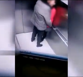 监拍大叔大妈电梯内激吻 男子乱入坏了好事_北京时间