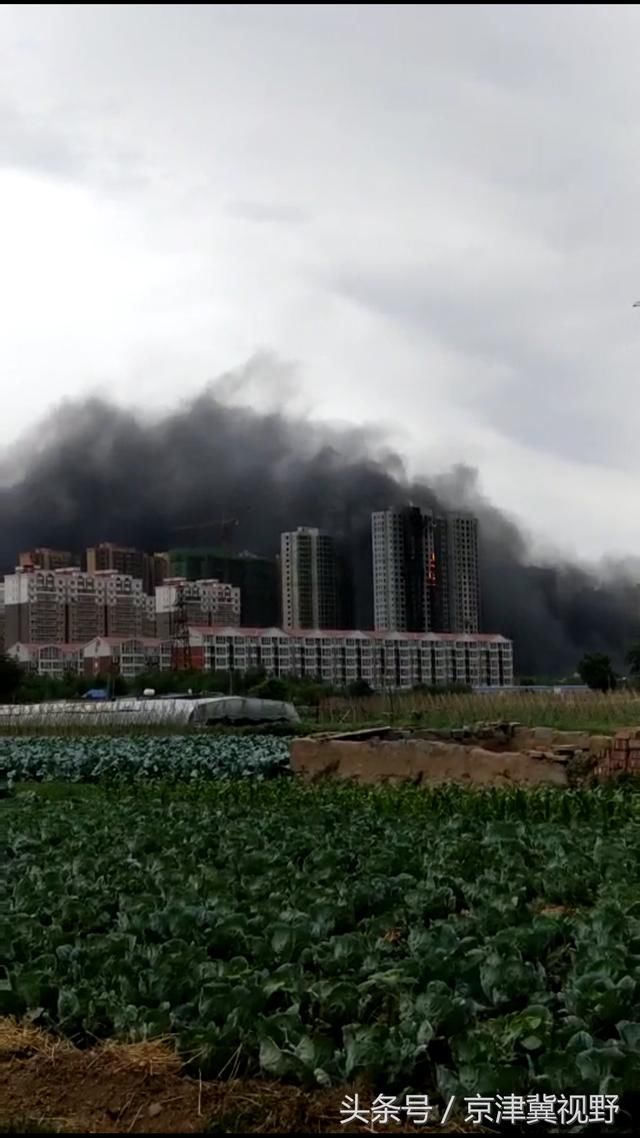 石家庄北高营附近一在建楼盘突发大火 浓烟滚
