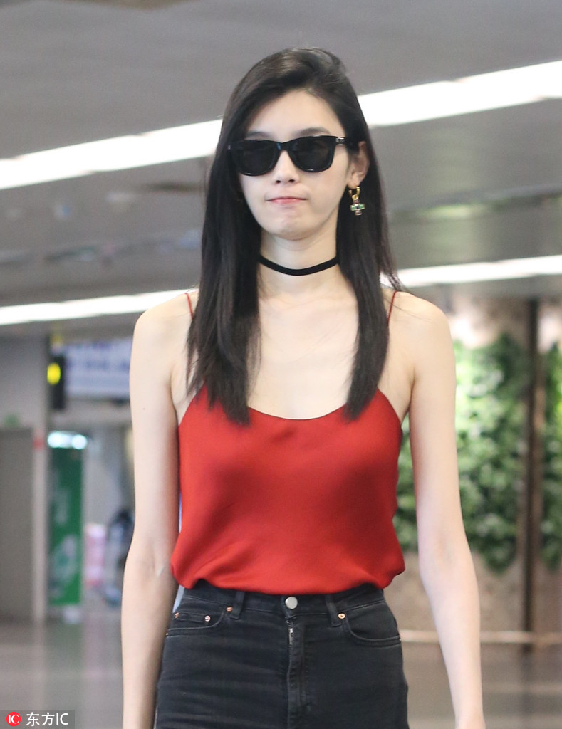 嘟嘟嘴卖萌，这个倒是和性感女神产生了强烈的反差。