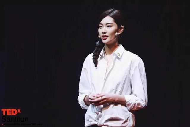 从维密大秀奚梦瑶摔倒说起,超模们如何跳出娱