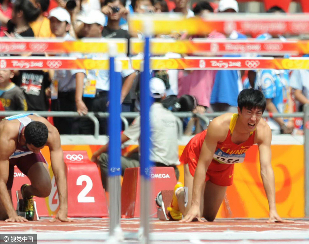当刘翔因伤退赛，成为众人关注的焦点时，这个男人，哭了，他一直在坚持，一直在玩命。我们想过刘翔会赢，想过刘翔会输，就是没有人想到会是这样的结果。