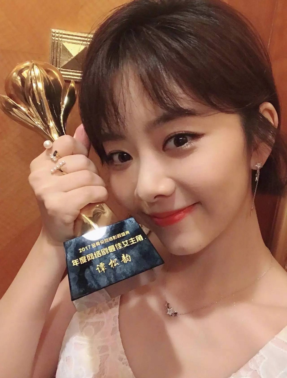 谭松韵上台领奖,引人注目的不是礼服而是灯牌
