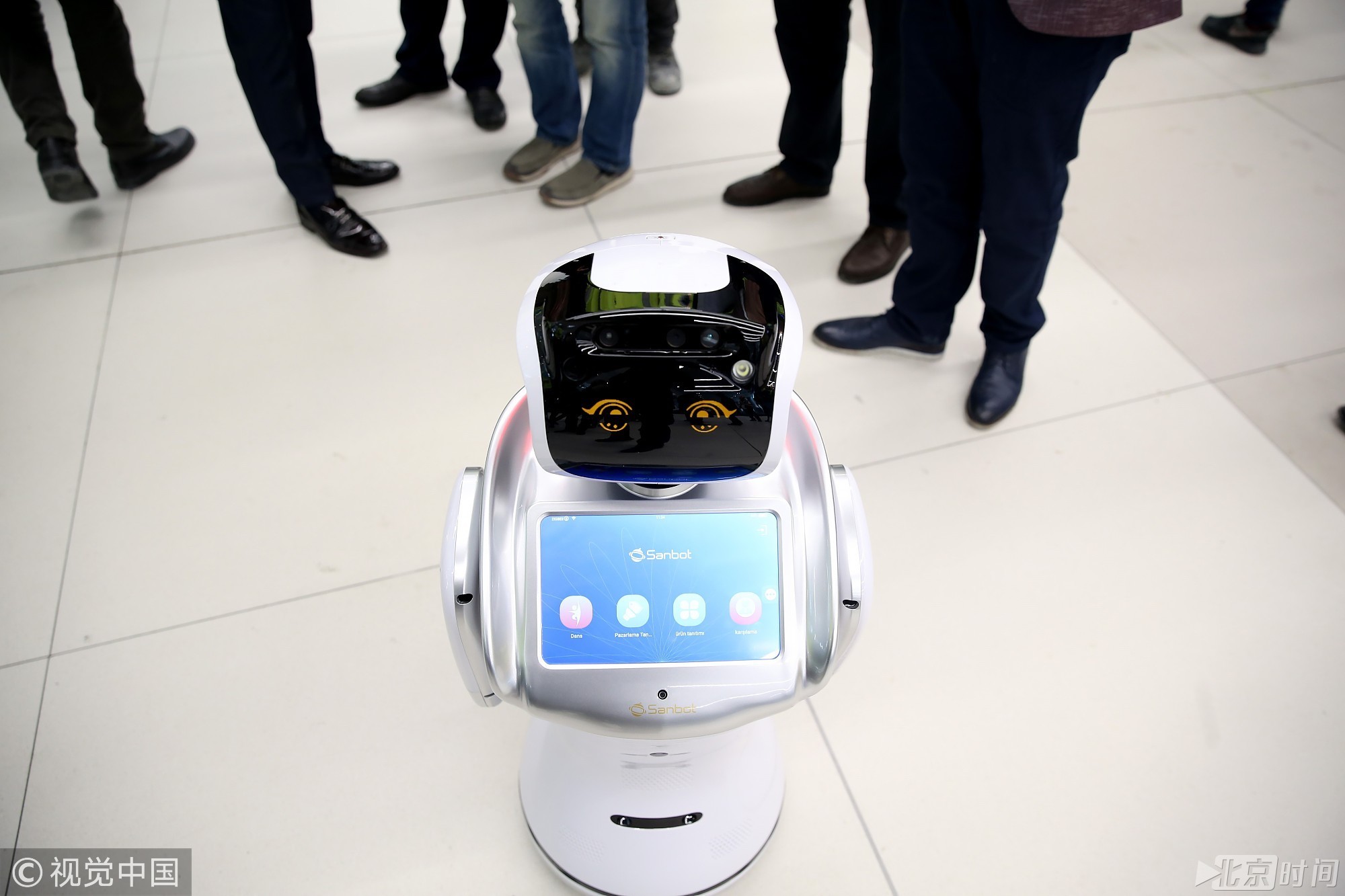 土耳其伊斯坦布尔新机场施工 机器人上岗给乘客指路