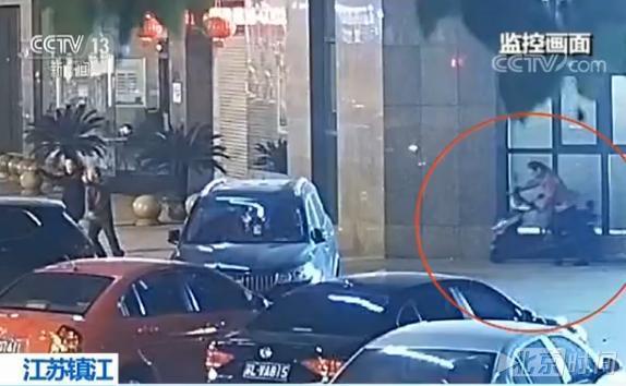 殊死搏斗!民警身负重伤肺部刺穿仍勇追窃贼 殊死搏斗!民警身负重伤肺部刺穿仍勇追窃贼