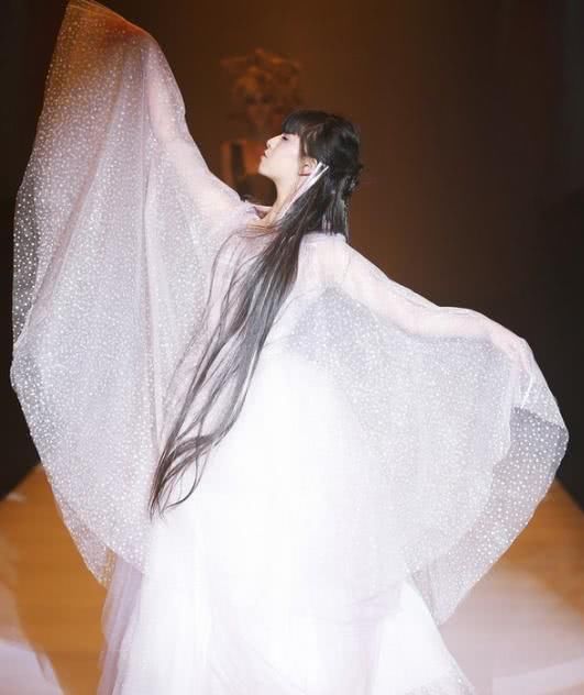 小彩旗商演捞金,赤脚仙姑除了兜圈不会其他,网