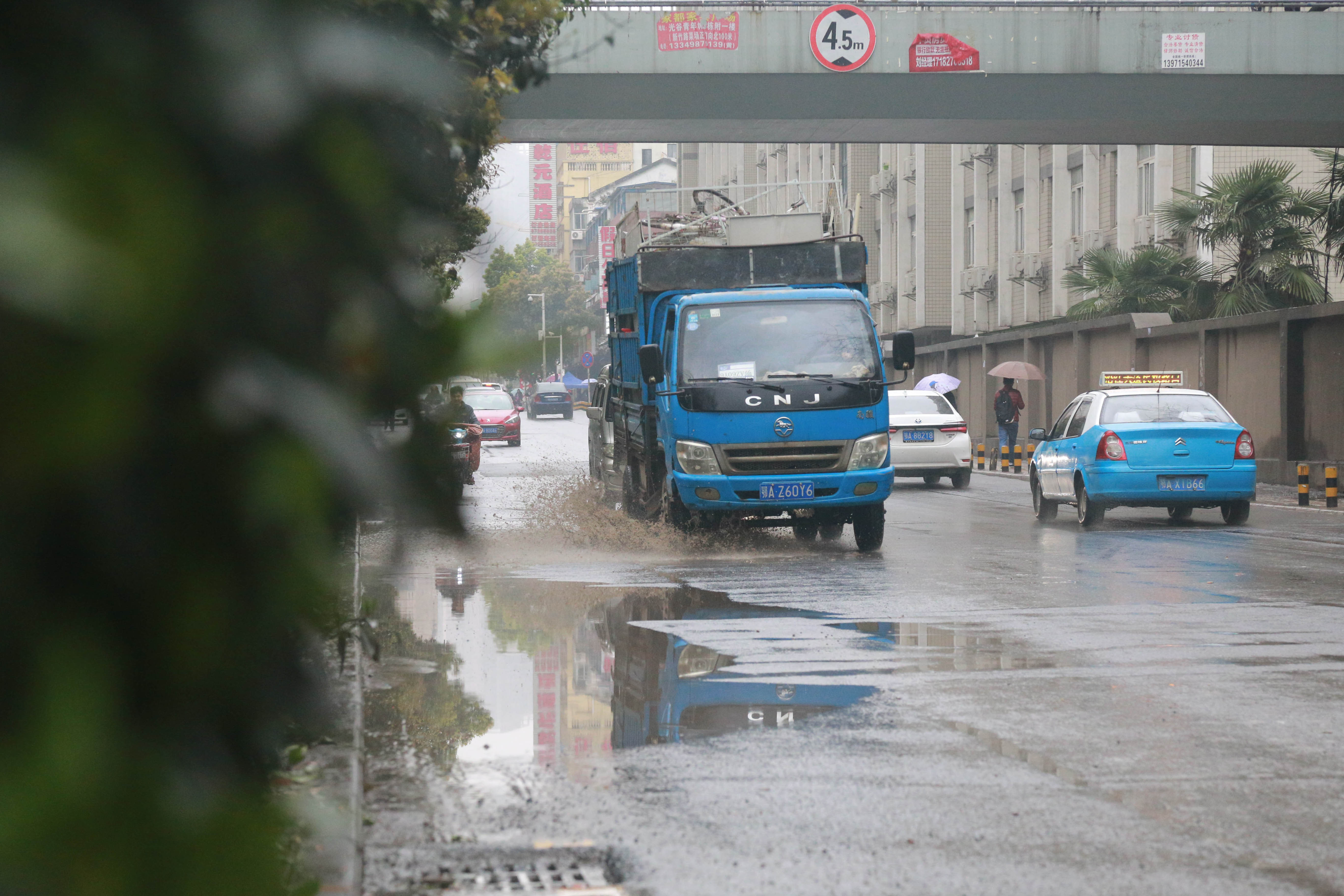 雨天武漢眾生相,不