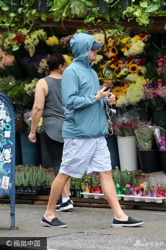 dicaprio)与友人外出闲逛,当天天气阴雨绵绵,但是小李子依旧兴致不减