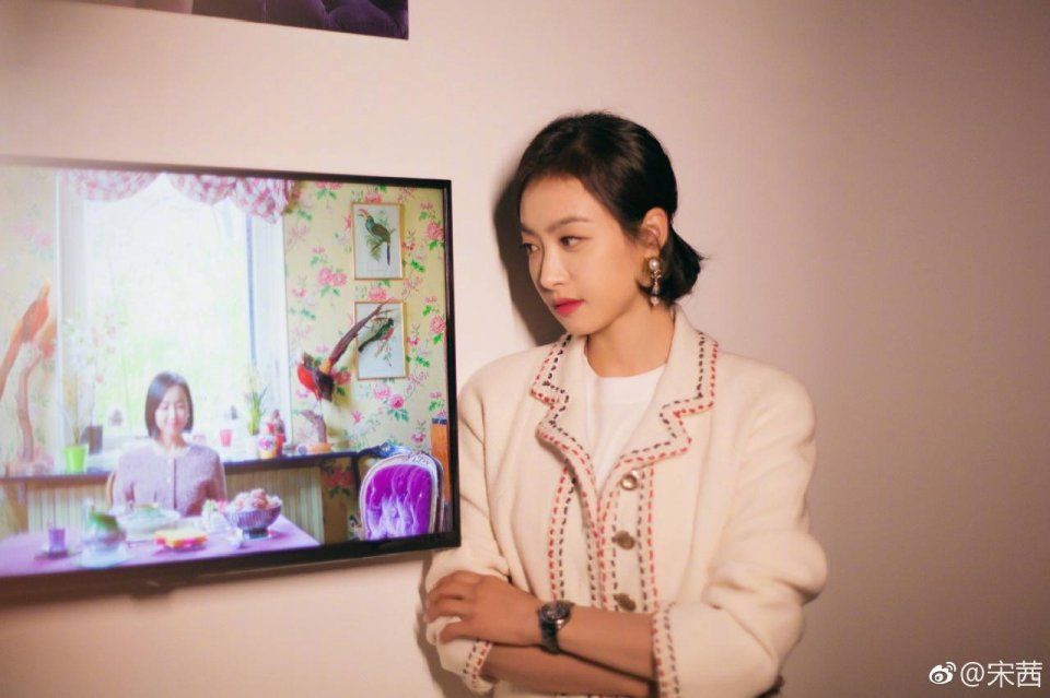 宋茜深V抹胸高雅迷人,身材神似周冬雨!网友:真