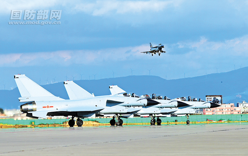 数架歼十战机开展多批次高强度自由空战对抗训