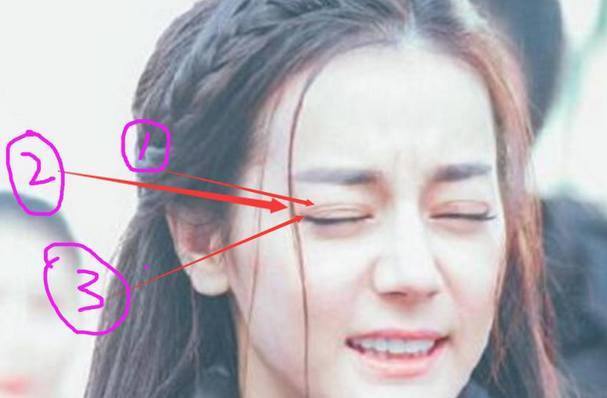 迪丽热巴花式撩杨幂,两人双眼皮不是纯天然?