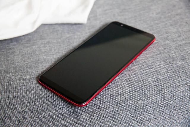 沉迷于手机无法自拔 一加5T熔岩红体验