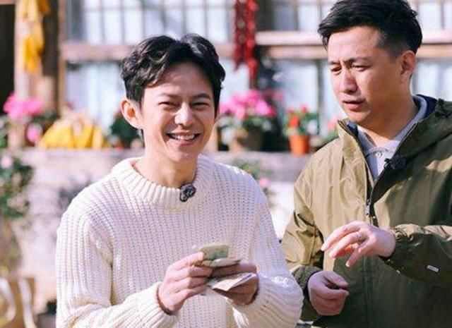 何炅戚薇深夜聚餐,黄磊孙莉穿情侣装散步回家