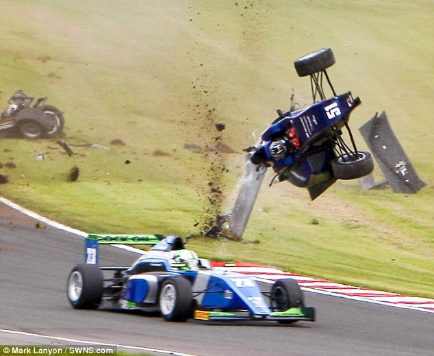 组图-惨烈一幕!赛车相撞飞到空中 几乎散架