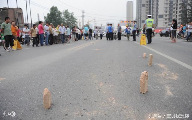 问:假如开车撞死闯红灯的路人,到底谁负全责?