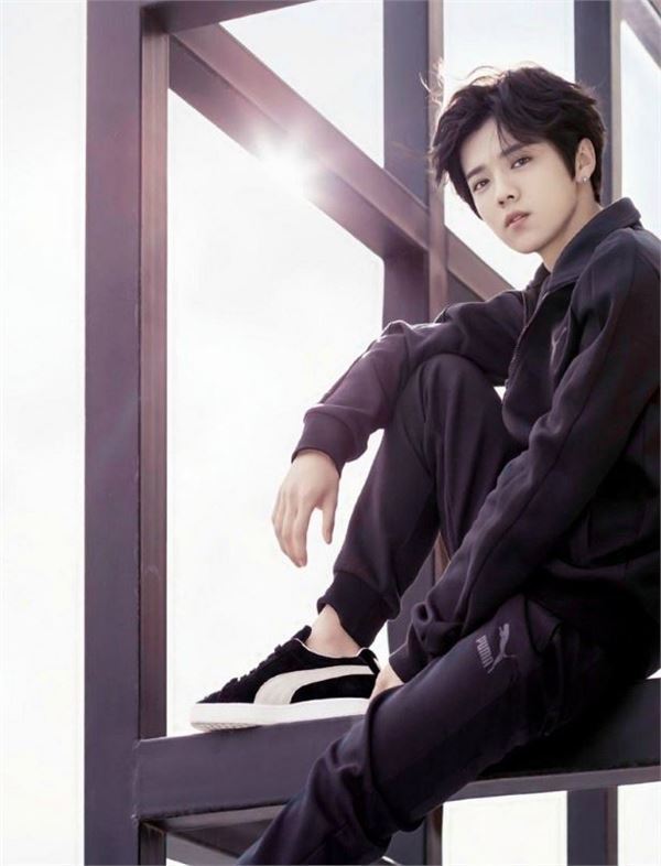 男明星最霸气的坐姿,杨洋光着脚丫子,鹿晗这坐