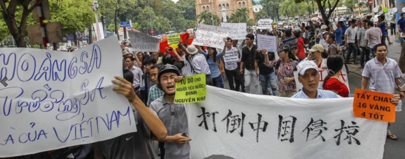 当时越南大约200名示威者从市中心的歌剧院出发，向中国大使馆方向行进，沿路还打出了主张越南拥有南沙群岛和西沙群岛主权的横幅及国旗，喊着“打倒中国”的口号，举着写着“中国的军事扩张威胁世界的和平和安全”的旗子。