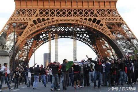 感受下浪漫的法国人民是怎样庆祝胜利的,疯狂