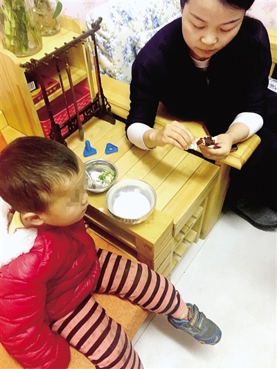 男子头次送娃上学搁下就走 竟送错幼儿园