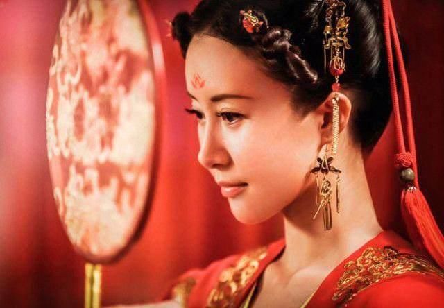 女星的花钿妆:迪丽热巴钟爱凤尾花,杨幂钟爱红