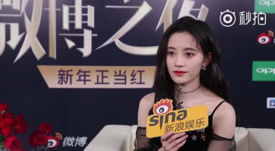 鞠婧祎穿黑色透视裙现身微博之夜成亮点,荣获