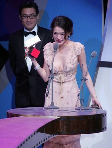 第42届台湾金马奖颁奖典礼上，舒淇被问到“在不在意金马奖”、“演戏快乐吗”时，泪水决堤，她说，“我讲的都是真话，媒体一直问，快让我受不了了。”　金马影后终于花落她家，喜极而泣，实属人之常情。但是我们更多的了解是因为，她在过去拍的那么多三级片里丢掉了衣服，如今她终于可以穿回来了，所以她欣慰。
