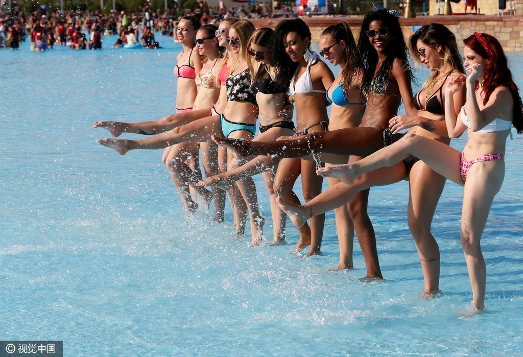 组图-美女穿比基尼秀性感身姿 泳装女神异域风情 组图-美女穿比基尼秀性感身姿 泳装女神异域风情