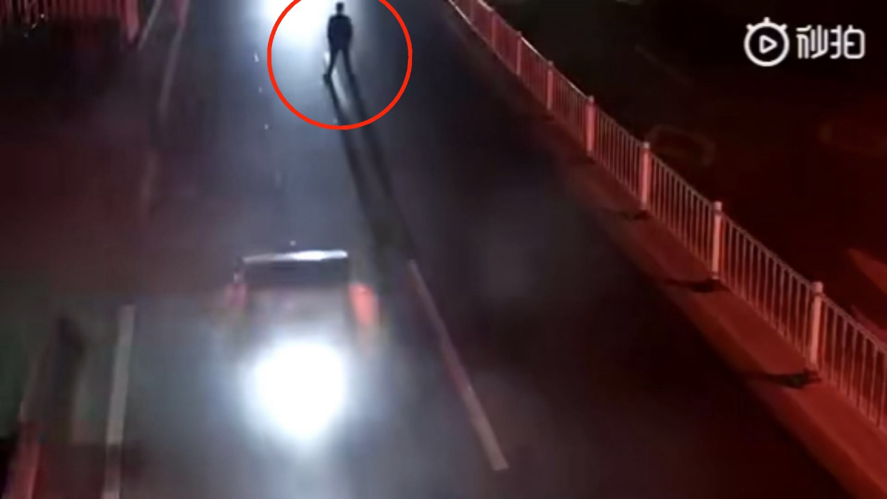 男子马路上以身试爱被车撞飞 网友:大写的作死 男子马路上以身试爱被车撞飞 网友:大写的作死