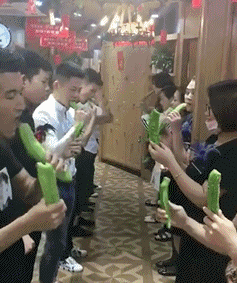 哥们让你打伞呢，你的两只眼睛只顾看哪呢