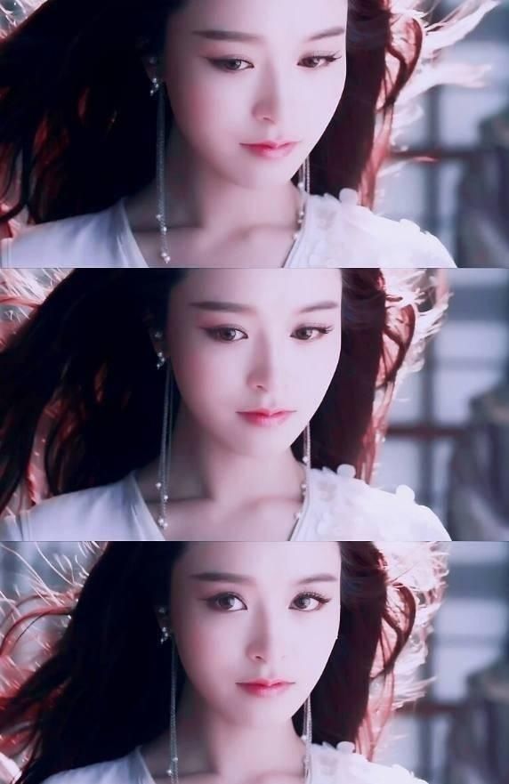 文咏珊扮演的盼兮,尽管没有华丽的头饰,但她的一双眼睛似乎住着精灵